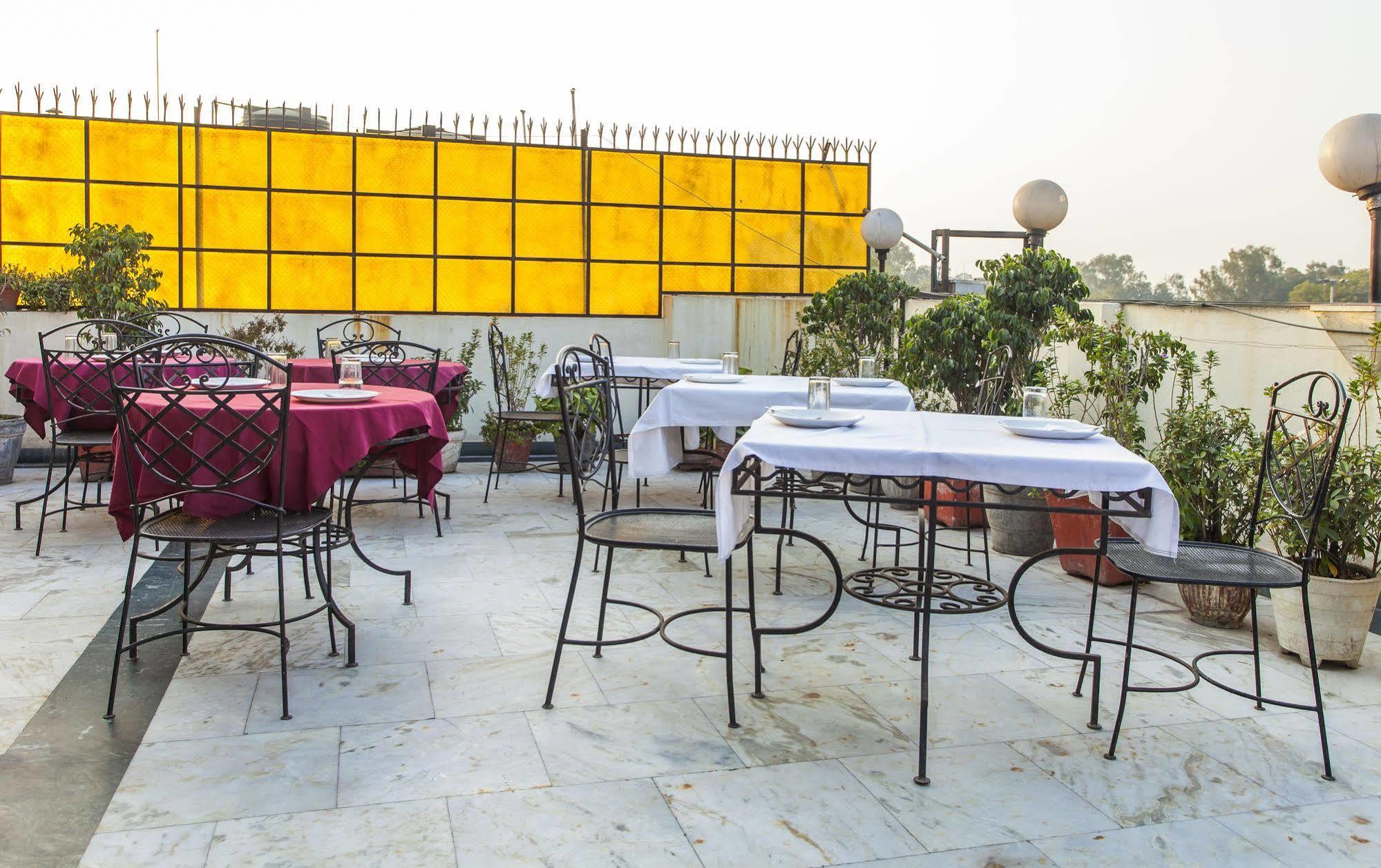 Hotel Sunstar Residency Delhi  Dış mekan fotoğraf